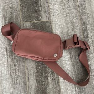 Lululemon Everywhere Belt Bag 1L in Mauve
